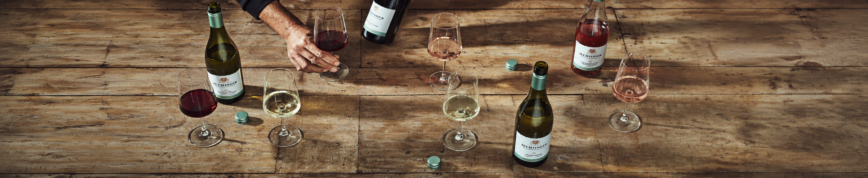 Aktionspaket mit Wein, Trauben und Erntekörben im Weinberg