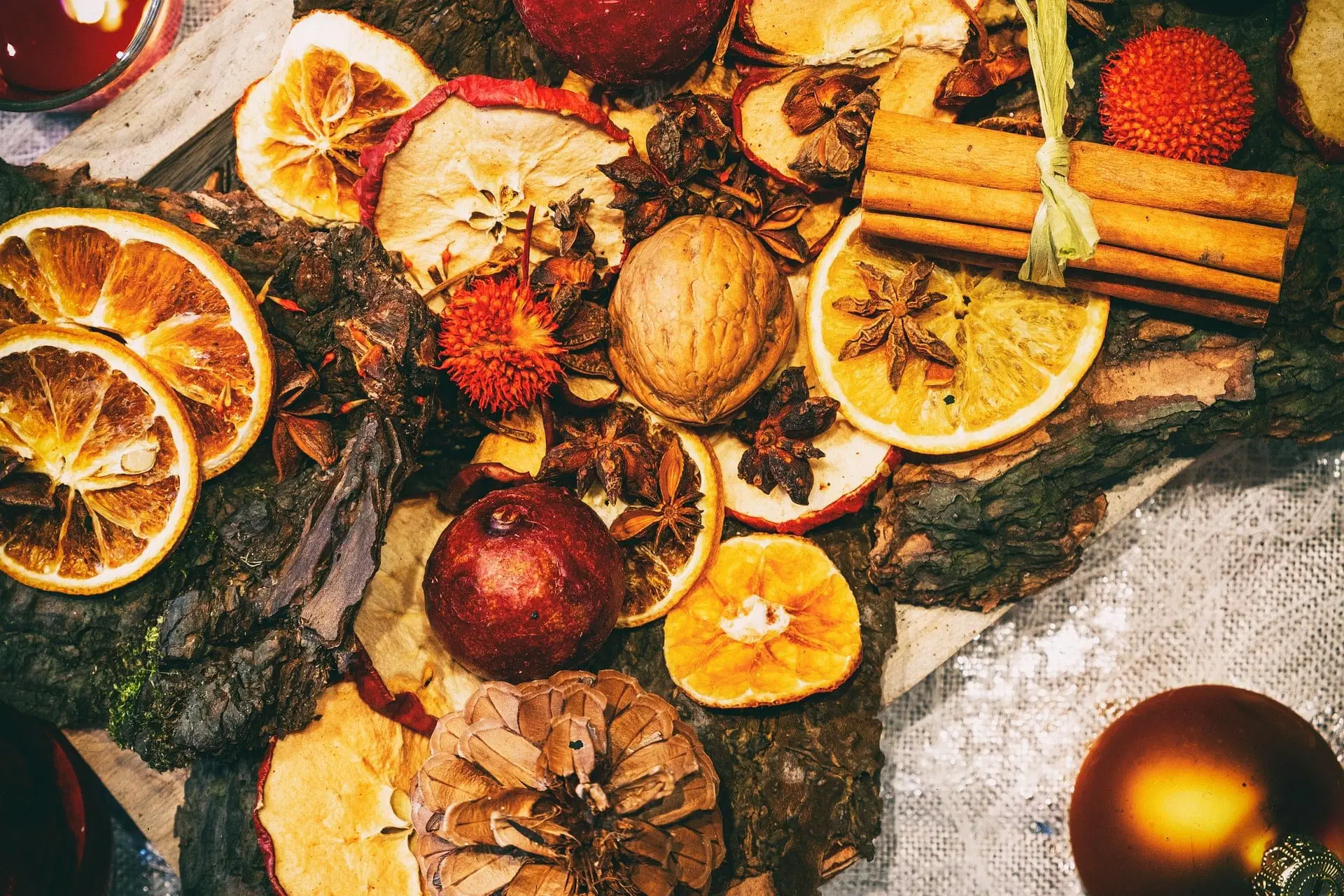 Winterliches Obst, Nüsse und Dekoration