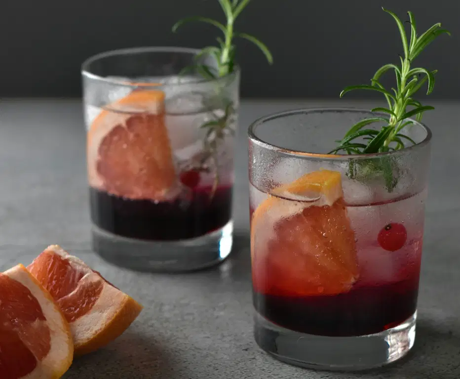 Nahaufname 2 Gläser mit Sangria mit Frucht und Rosmarin