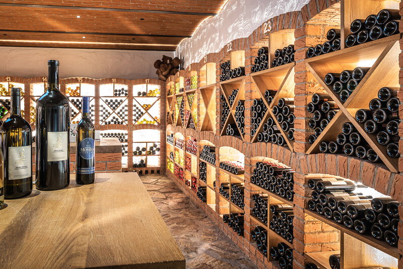 Aktionspaket mit Wein, Trauben und Erntekörben im Weinberg