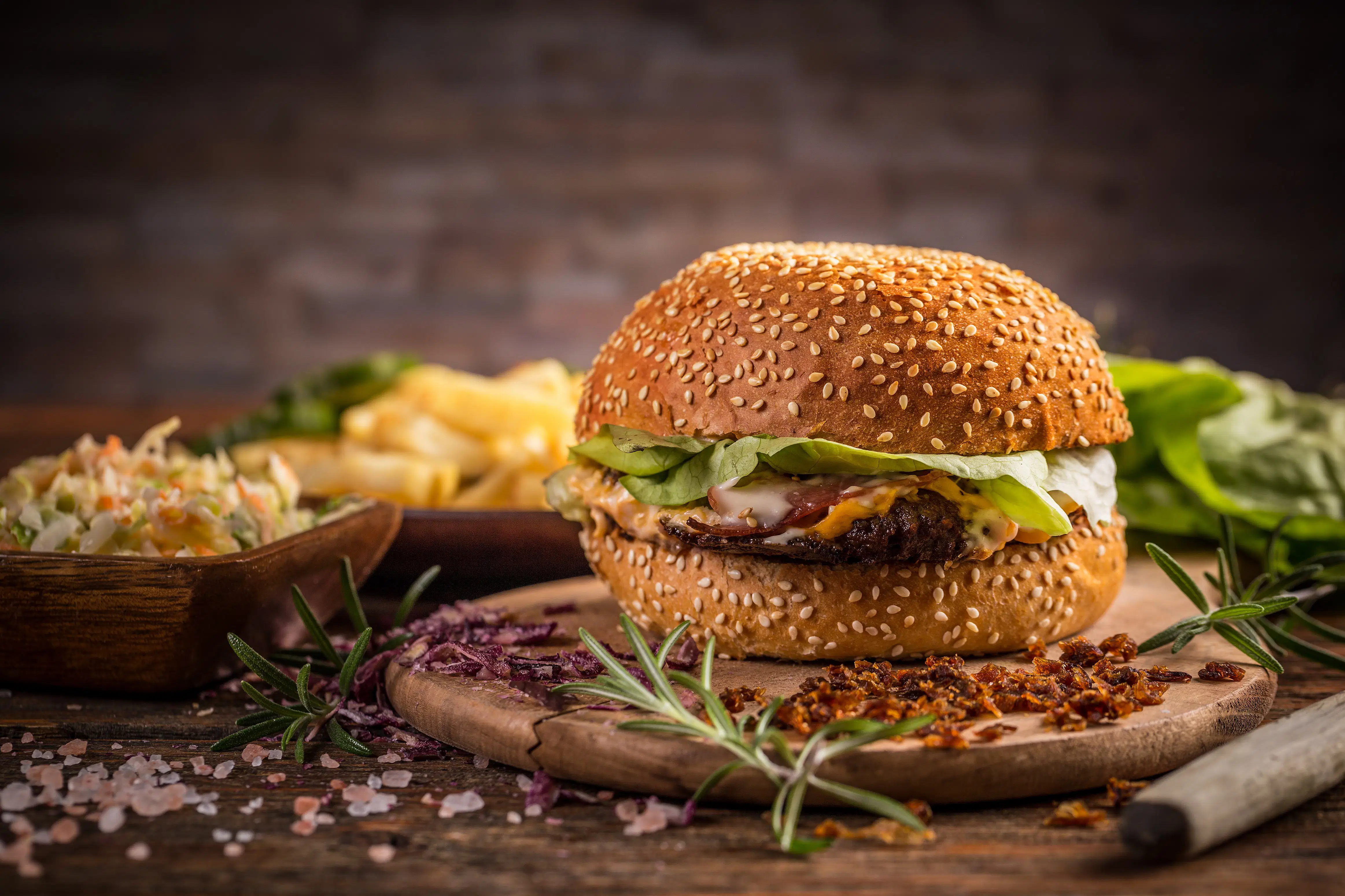 Dekorativ angerichteter Wildschwein-Burger
