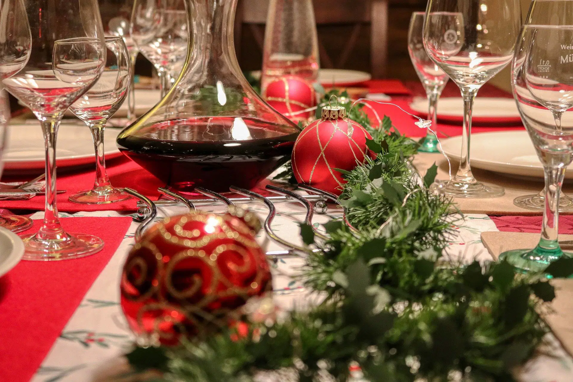 Gedeckte Weihnachtstafel mit Rotweinkaraffe