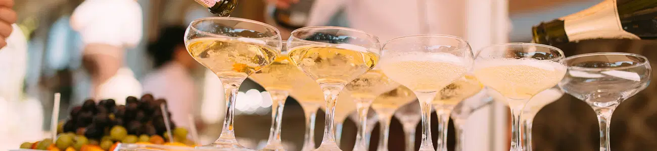 Champagnerschalen gefüllt
