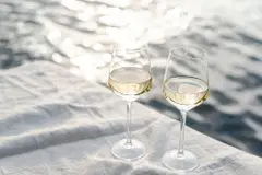 2-glasses-seaside