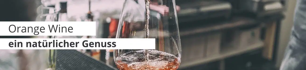 Einschenken von orange wein in ein Weinglass