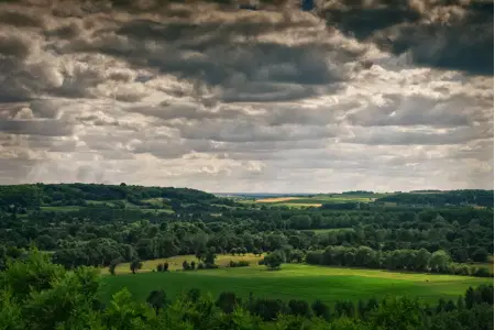 Bewölkte Aussicht auf grüne Felder in Chinon
