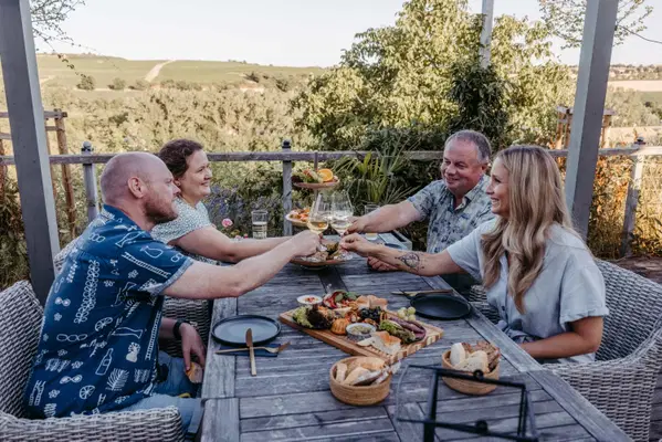 Gruppe Menschen stößt in Rheinhessen mit Wein an