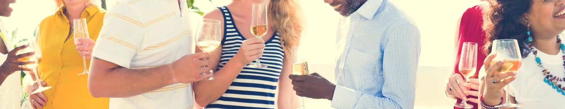 Partybesucher mit Weingläsern