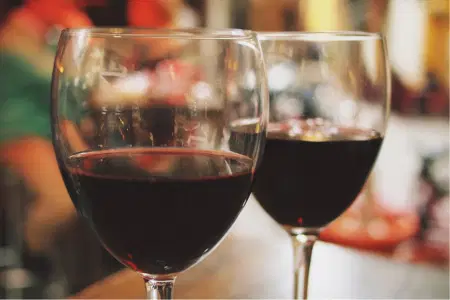 Zwei Weingläser mit Rotwein