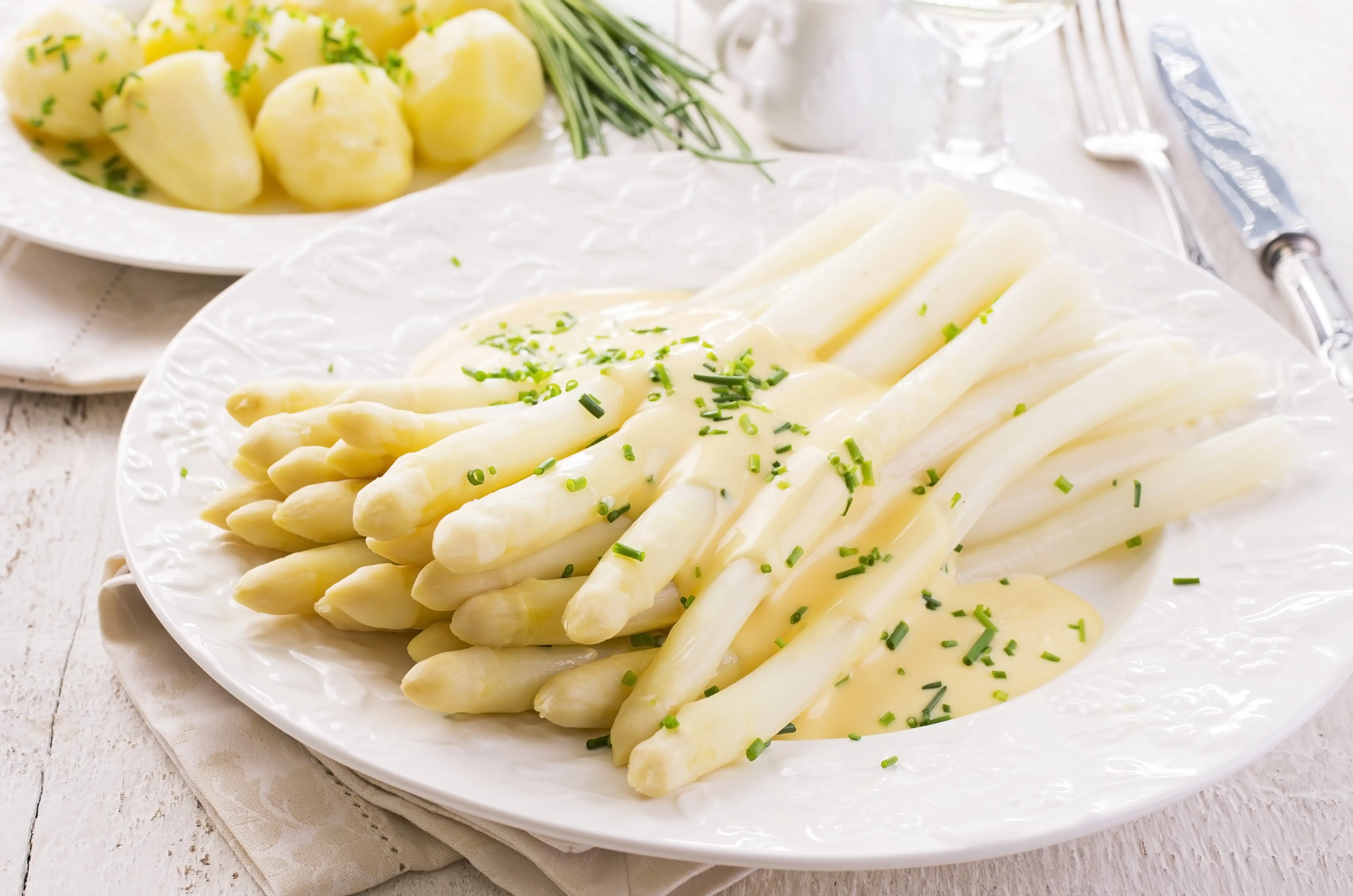 Weißer Spargel mit Hollandaise