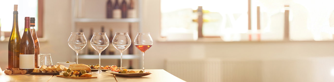 Weinpaket mit verschiedenen Weinen und Verkostungsgläsern