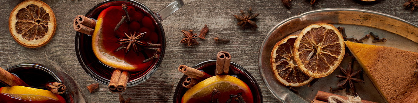 Glühwein mit Orange, Zimt und Sternanis für die Winterzeit