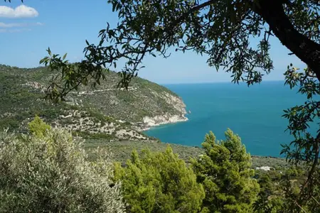 Landschaft Aussicht auf Meer und Berge Apulien