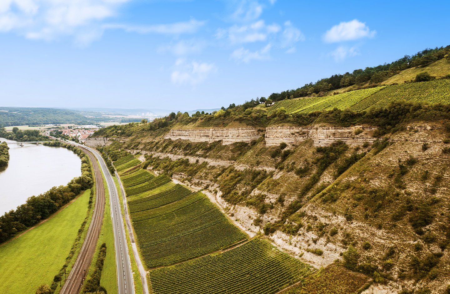 Weinregion Franken mit Weinbergen und idyllischem Weinwanderweg