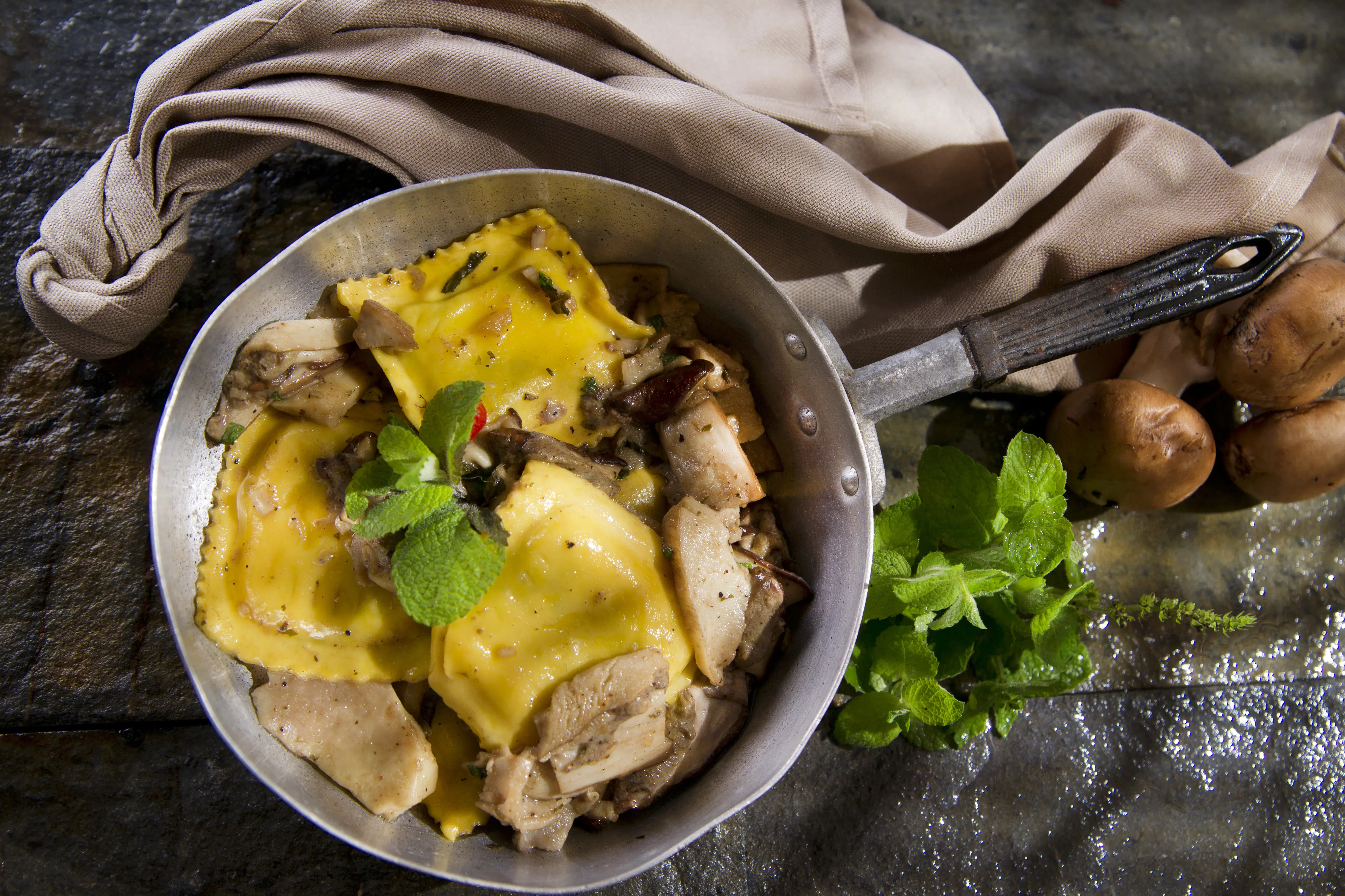 Ravioli mit Pilzen in Topf